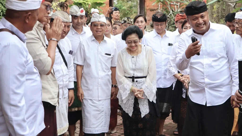 Presiden ke-5 RI, Megawati Soekarnoputri, menghadiri upacara palebon Ida Pedanda Gede Sadhawa Jelantik Putra di Desa Adat Tegal Tugu, Gianyar, Kamis (28/8/2025). Kehadiran Megawati didampingi sejumlah tokoh penting Bali. (Foto: Istimewa)