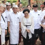 Presiden ke-5 RI, Megawati Soekarnoputri, menghadiri upacara palebon Ida Pedanda Gede Sadhawa Jelantik Putra di Desa Adat Tegal Tugu, Gianyar, Kamis (28/8/2025). Kehadiran Megawati didampingi sejumlah tokoh penting Bali. (Foto: Istimewa)