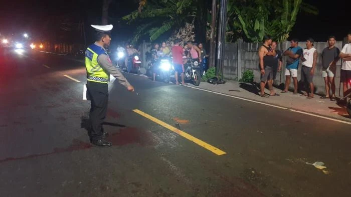 Petugas kepolisian melakukan olah TKP kecelakaan maut di Jalur Singaraja–Gilimanuk, Buleleng, yang menewaskan seorang pengendara motor, Rabu (27/8/2025) malam. (Foto: Istimewa)