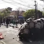 Aparat kepolisian membentuk barikade dengan tameng saat menghadapi lemparan massa dalam aksi unjuk rasa di depan Kantor DPRD Bali, Sabtu (30/8/2025). Kericuhan sempat pecah hingga nyaris membakar kendaraan milik aparat. (Foto: Istimewa)