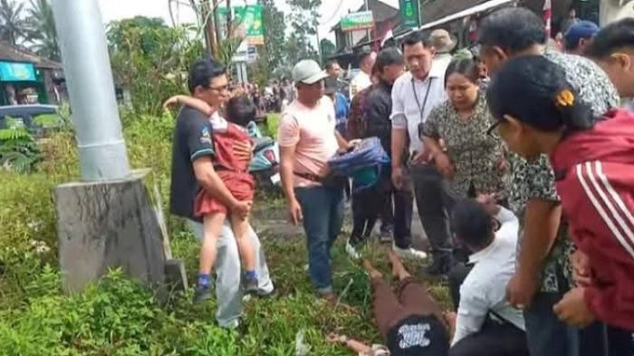 Warga mengevakuasi korban kecelakaan lalu lintas di pertigaan Selat, Desa Duda, Kecamatan Selat, Karangasem, Senin (11/8/2025) pagi. Kecelakaan melibatkan truk yang dikemudikan remaja 15 tahun dan mengakibatkan tiga orang luka-luka. (Foto: Istimewa)