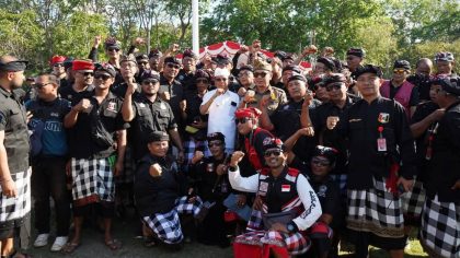 Ribuan pecalang dari seluruh kabupaten/kota di Bali memadati Lapangan Niti Mandala Renon, Denpasar, dalam acara Gelar Agung Pecalang Bali yang dihadiri Gubernur Wayan Koster dan jajaran Forkopimda. (Foto: Istimewa)