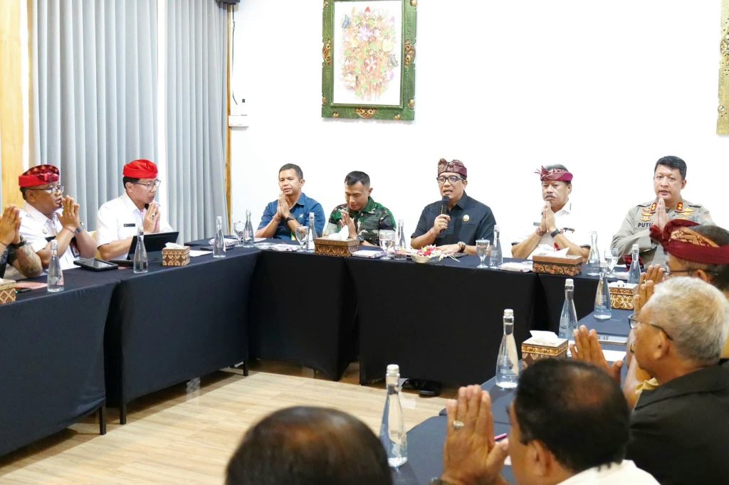 Bupati Tabanan I Komang Gede Sanjaya bersama Forkopimda, FKUB, dan organisasi masyarakat saat rapat koordinasi menjaga kondusifitas daerah di Warung CS Bedha, Tabanan. (Foto: Istimewa)