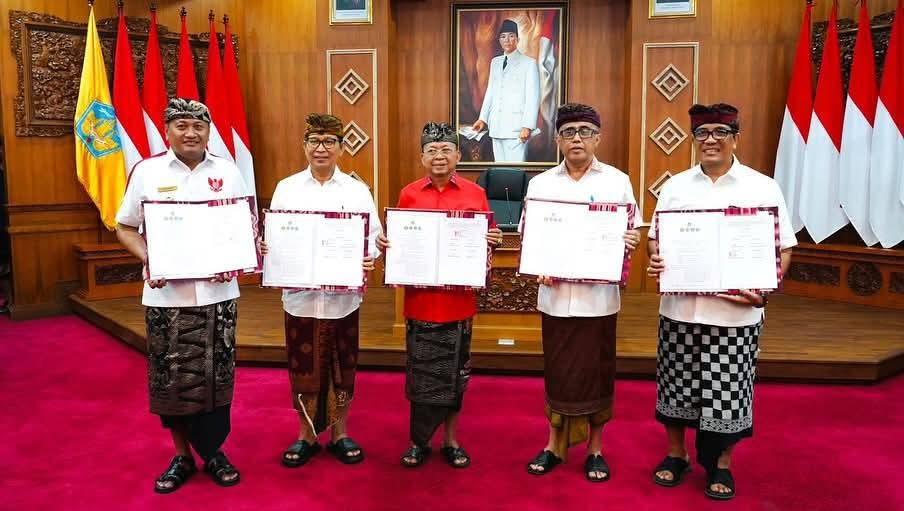 Para kepala daerah menampilkan dokumen kerja sama setelah penandatanganan perjanjian Trans Metro Dewata Sarbagita Tahun Anggaran 2026 di Jaya Sabha, Denpasar. (Foto: Istimewa)