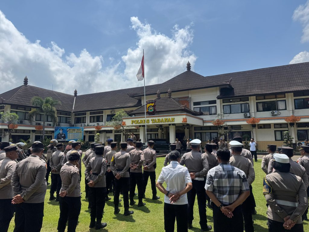 Personel Polres Tabanan mengikuti apel simulasi pengamanan Mako yang dipimpin Kapolres Tabanan AKBP I Putu Bayu Pati, S.I.K., M.H., di Lapangan Mapolres Tabanan, Selasa (2/9/2025). (Foto: Istimewa)
