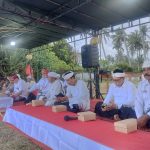 Sejumlah tokoh masyarakat, pejabat daerah, dan pengurus SMSI Kabupaten Tabanan mengikuti rangkaian prosesi Penglukatan Banyupinaruh Massal di Pantai Abian Kapas, Desa Beraban, Kecamatan Selemadeg Timur, Minggu (7/10). (Foto: Istimewa)