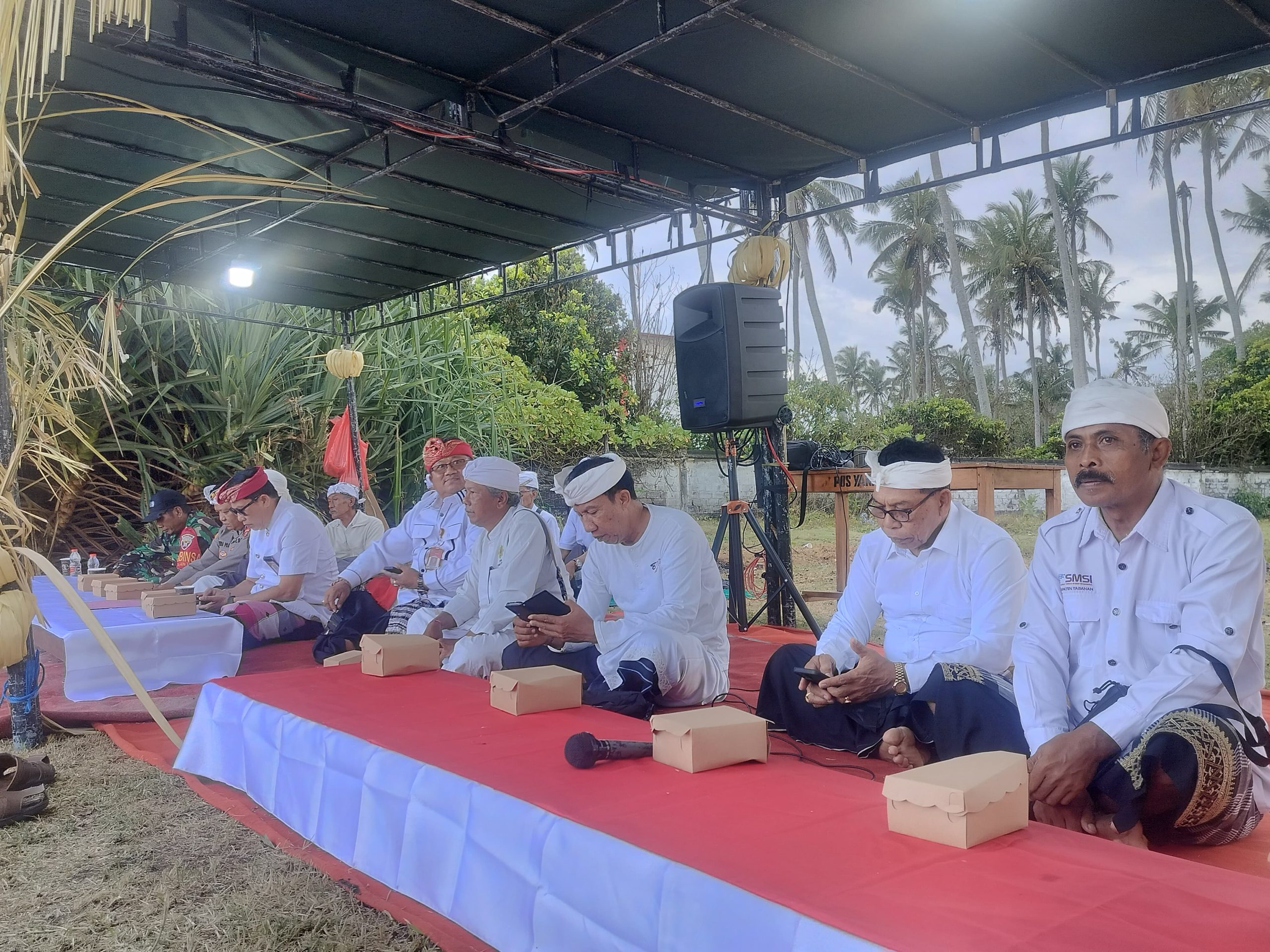 Sejumlah tokoh masyarakat, pejabat daerah, dan pengurus SMSI Kabupaten Tabanan mengikuti rangkaian prosesi Penglukatan Banyupinaruh Massal di Pantai Abian Kapas, Desa Beraban, Kecamatan Selemadeg Timur, Minggu (7/10). (Foto: Istimewa)