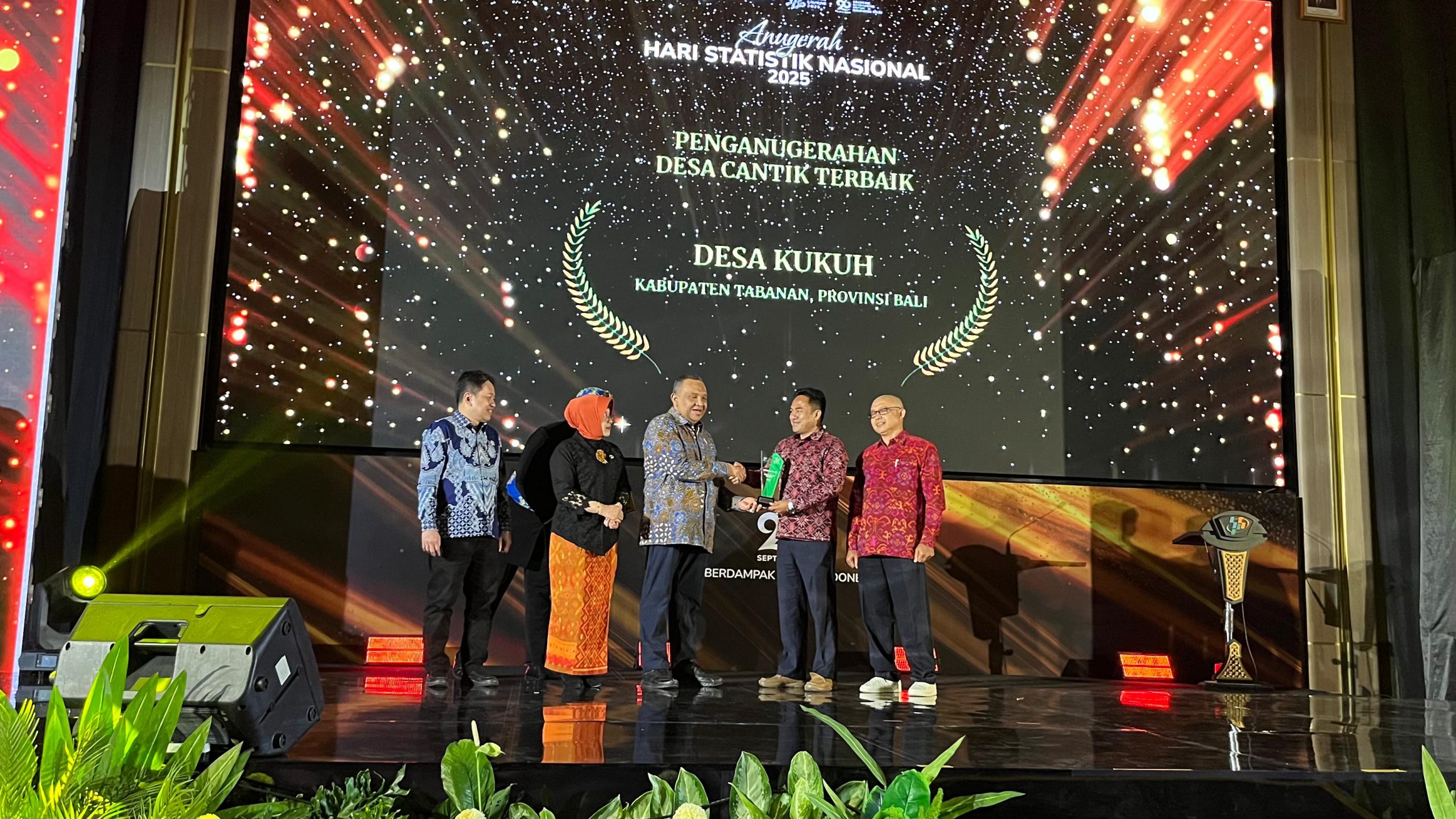 Sekda Tabanan I Gede Susila menerima penghargaan Desa Kukuh sebagai Desa Cantik Terbaik Nasional pada ajang Anugerah Hari Statistik Nasional 2025 di Jakarta. (Foto: Istimewa)