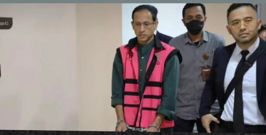 "Mantan Menteri Pendidikan, Kebudayaan, Riset, dan Teknologi, Nadiem Makarim, mengenakan rompi tahanan saat digiring penyidik Kejaksaan Agung usai ditetapkan sebagai tersangka kasus dugaan korupsi pengadaan laptop Chromebook. (Foto: Istimewa)"