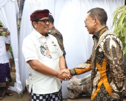 Bupati Tabanan Dr. I Komang Gede Sanjaya menyambut langsung kedatangan Menteri Kebudayaan Republik Indonesia, Dr. H. Fadli Zon, S.S., M.Sc. (Foto: Istimewa)