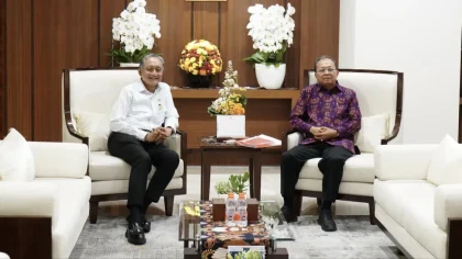 Gubernur Bali Wayan Koster saat bertemu dengan Menteri PUPR Dody Hanggodo untuk membahas persetujuan anggaran pembangunan infrastruktur strategis di Bali senilai Rp1,54 triliun. (Foto: Istimewa)