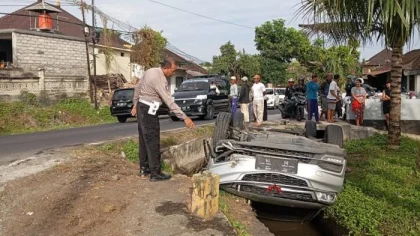 Sebuah mobil Wuling terperosok ke parit di Jalan Nasional Denpasar–Gilimanuk, Desa Bantas, Kecamatan Selemadeg Timur, Tabanan, Senin (8/9/2025) pagi. Beruntung, tidak ada korban jiwa dalam insiden ini. (Foto: Istimewa)
