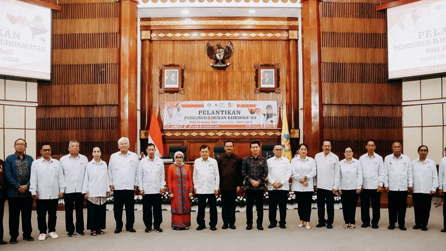 Para pengurus baru Palang Merah Indonesia (PMI) Provinsi Bali masa bakti 2025–2030 berfoto bersama usai prosesi pelantikan di Gedung Wiswa Sabha Utama, Denpasar, Jumat (19/9/2025). (Foto: Istimewa)
