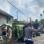 Petugas kepolisian melakukan pengaturan lalu lintas usai sebuah truk terguling dan menabrak warung warga di Banjar Dinas Nongan Kaler, Desa Nongan, Kecamatan Rendang, Karangasem, Rabu (3/9/2025). Tidak ada korban jiwa dalam insiden tersebut. (Foto: Istimewa)