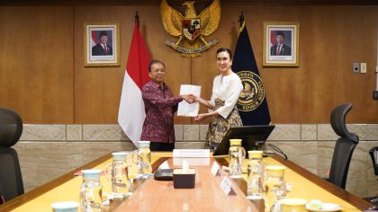 Gubernur Bali Wayan Koster bertemu dengan Menteri Pariwisata RI Widiyanti Putri Wardhana di Jakarta pada akhir September 2025. Pertemuan tersebut membahas arah kebijakan pariwisata Bali berbasis budaya dan berkelanjutan. (Foto: Istimewa)
