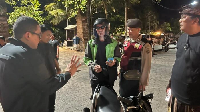 Petugas Polsek Kuta bersama Satgas Gojek saat melakukan penertiban terhadap pengemudi ojek liar di kawasan Legian, Badung. (Foto: Istimewa)
