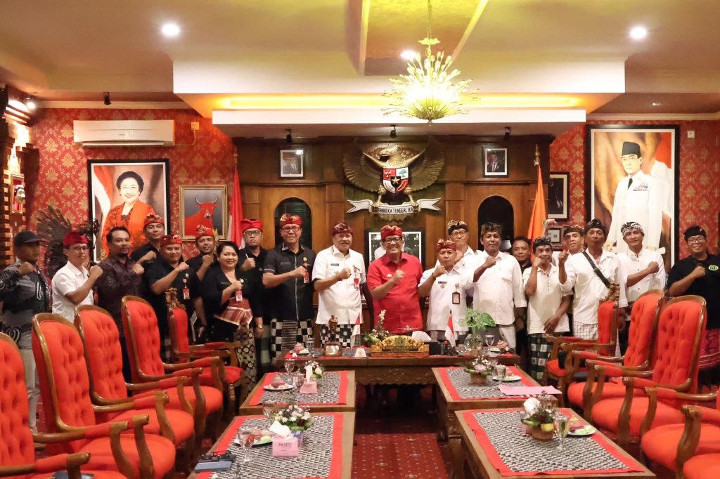 Bupati Tabanan Dr. I Komang Gede Sanjaya saat menerima audiensi Bendesa Adat dan tokoh masyarakat Desa Adat Lalanglinggah terkait pelaksanaan Karya Ngenteg Linggih di Kantor Bupati Tabanan. (Foto: Istimewa)