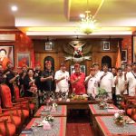 Bupati Tabanan Dr. I Komang Gede Sanjaya saat menerima audiensi Bendesa Adat dan tokoh masyarakat Desa Adat Lalanglinggah terkait pelaksanaan Karya Ngenteg Linggih di Kantor Bupati Tabanan. (Foto: Istimewa)