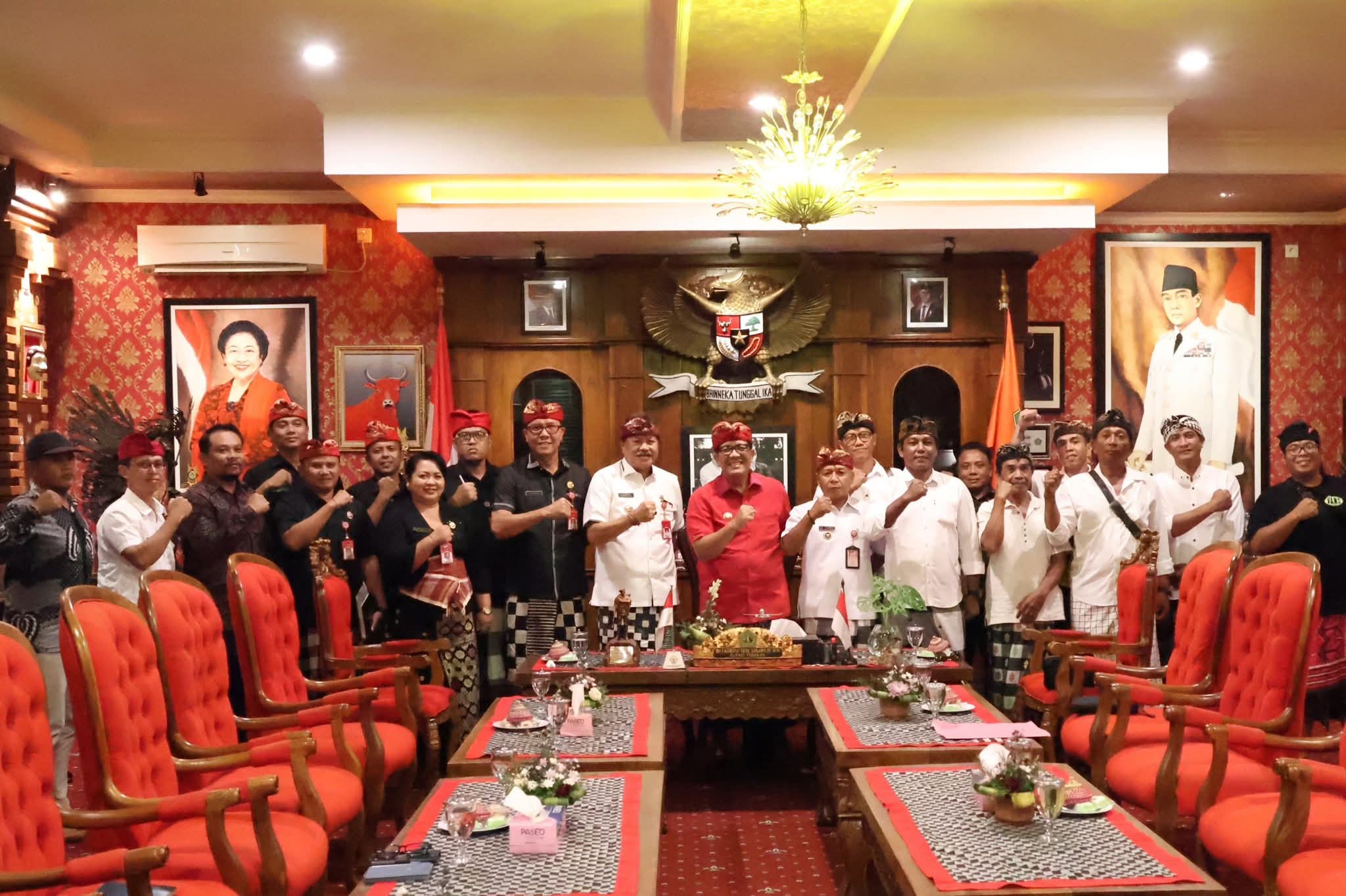 Bupati Tabanan Dr. I Komang Gede Sanjaya saat menerima audiensi Bendesa Adat dan tokoh masyarakat Desa Adat Lalanglinggah terkait pelaksanaan Karya Ngenteg Linggih di Kantor Bupati Tabanan. (Foto: Istimewa)