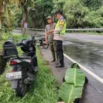 Petugas Polsek Selemadeg saat melakukan olah TKP penemuan jenazah di pinggir Jalan Raya Denpasar–Gilimanuk, Desa Antap, Tabanan, Jumat (31/10/2025). (Foto: Istimewa)