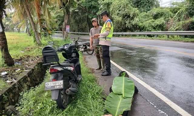 Petugas Polsek Selemadeg saat melakukan olah TKP penemuan jenazah di pinggir Jalan Raya Denpasar–Gilimanuk, Desa Antap, Tabanan, Jumat (31/10/2025). (Foto: Istimewa)