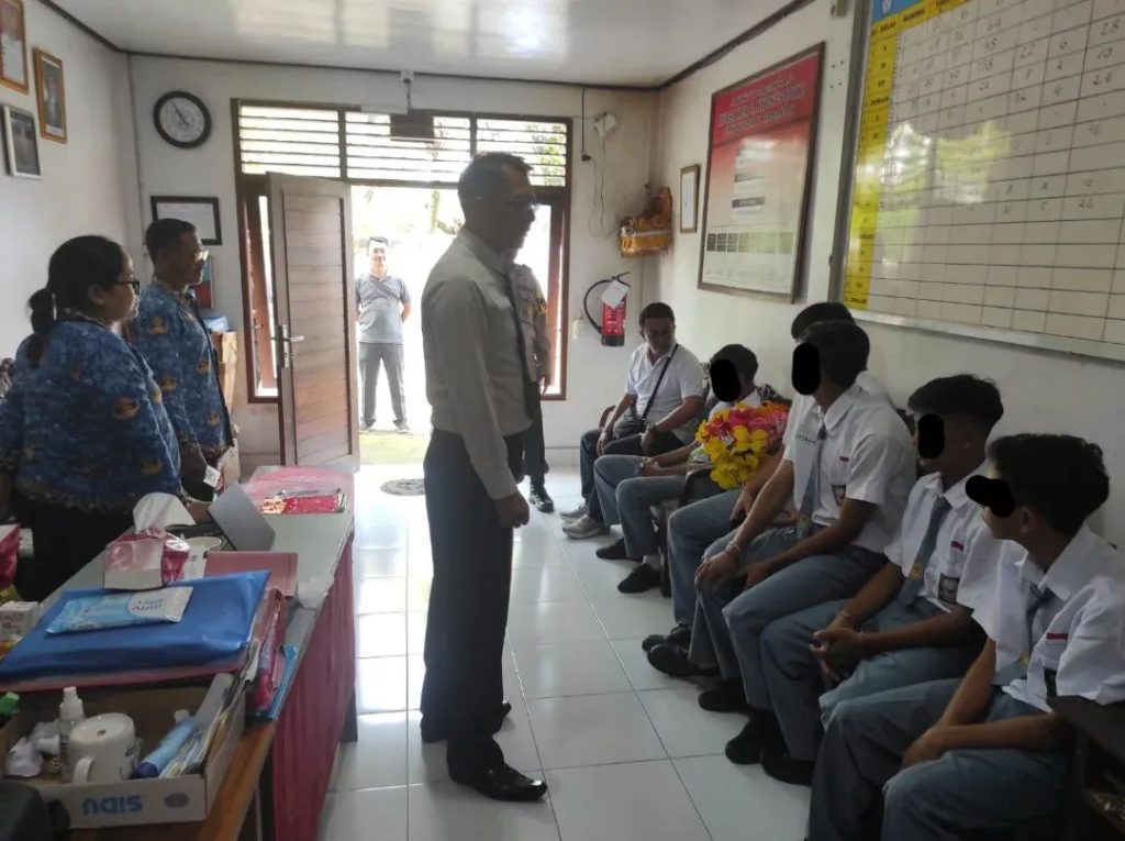 Pihak kepolisian bersama pihak sekolah memberikan pembinaan kepada sejumlah pelajar yang terlibat dalam insiden keributan di wilayah Marga, Kabupaten Tabanan. (Foto: Istimewa)