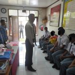 Pihak kepolisian bersama pihak sekolah memberikan pembinaan kepada sejumlah pelajar yang terlibat dalam insiden keributan di wilayah Marga, Kabupaten Tabanan. (Foto: Istimewa)