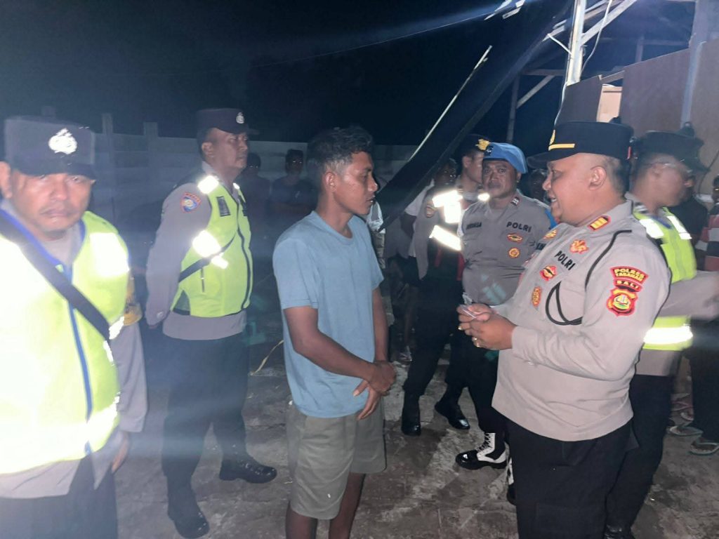 Kapolsek Selemadeg Timur bersama Bendesa Adat dan pecalang saat melaksanakan kegiatan pendataan penduduk pendatang di Desa Mambang, Senin (10/11).