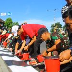 Pegawai Pemkab Tabanan bersama jajaran Forkopimda bergotong royong melakukan pengecatan trotoar di kawasan pusat Kota Singasana dalam rangka menyambut HUT ke-532 Kota Singasana. (Foto: Istimewa)