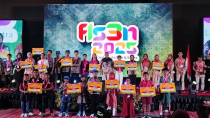 Para pemenang Festival Lomba Seni dan Sastra Siswa Nasional (FLS2N) Tahun 2025 berfoto bersama usai penyerahan penghargaan di Jakarta. (Foto: Istimewa)