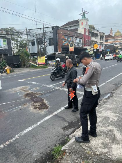 Petugas Unit Laka Lantas Polres Tabanan melakukan olah tempat kejadian perkara (TKP) di lokasi kecelakaan di Jalan Nasional Denpasar–Gilimanuk, Desa Abiantuwung, Kediri, Tabanan, Minggu (9/11/2025). (Foto: Istimewa)