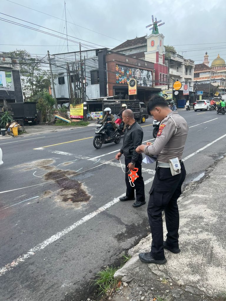 Petugas Unit Laka Lantas Polres Tabanan melakukan olah tempat kejadian perkara (TKP) di lokasi kecelakaan di Jalan Nasional Denpasar–Gilimanuk, Desa Abiantuwung, Kediri, Tabanan, Minggu (9/11/2025). (Foto: Istimewa)