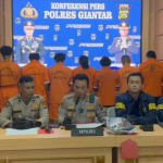 Kapolres Gianyar AKBP Chandra C. Kesuma saat memberikan keterangan pers terkait pengungkapan kasus pembunuhan mandor proyek irigasi di Tampaksiring, Gianyar. (Foto: Istimewa)