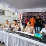 Kapolres Tabanan AKBP I Putu Bayu Pati, S.I.K., M.H. bersama jajaran saat memberikan keterangan pers terkait pengungkapan kasus pencurian dengan pemberatan di wilayah hukum Polsek Baturiti, yang berhasil diungkap oleh Unit Reskrim Polsek Baturiti. (Foto: Ajik Gebuh)