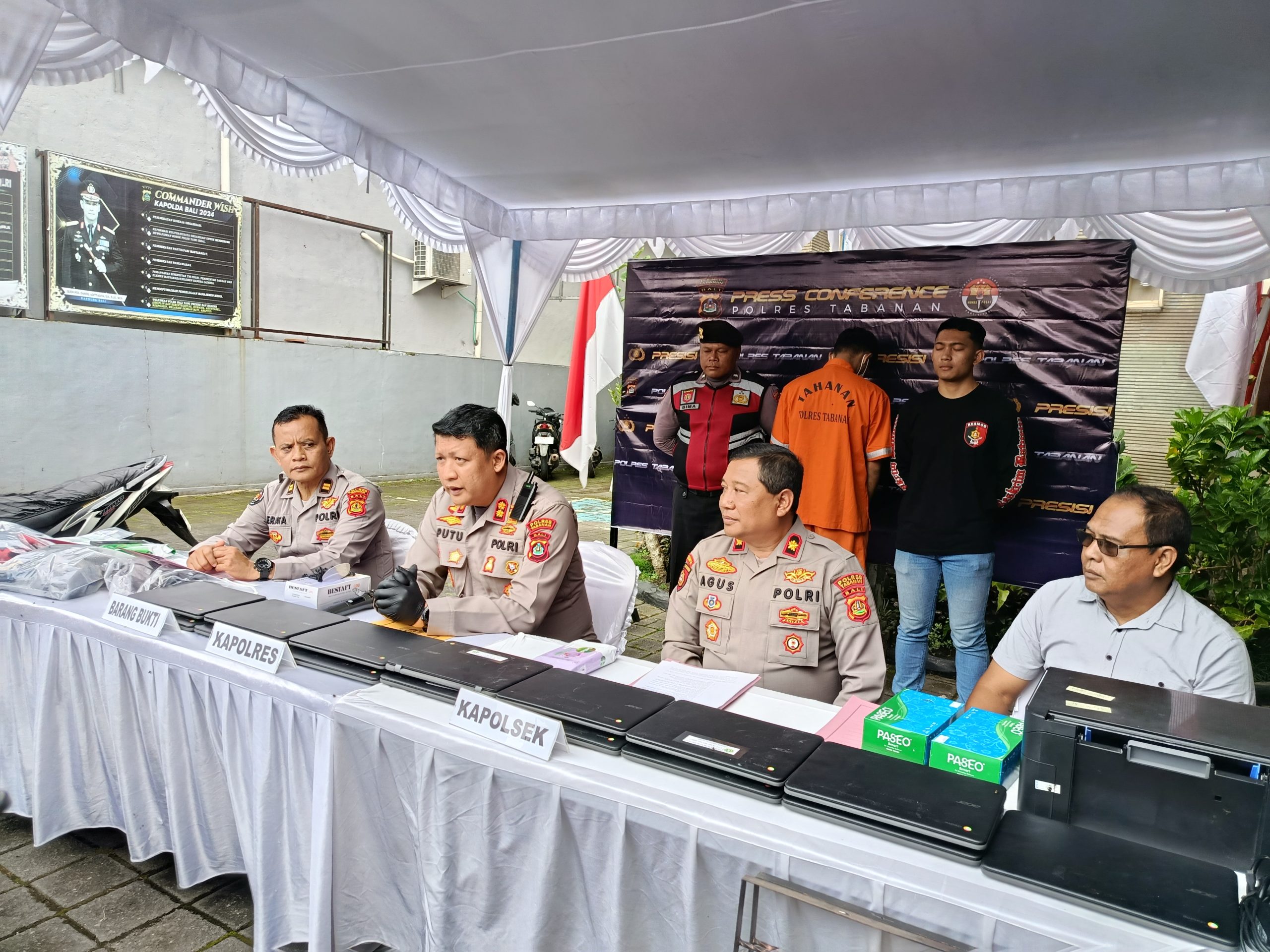 Kapolres Tabanan AKBP I Putu Bayu Pati, S.I.K., M.H. bersama jajaran saat memberikan keterangan pers terkait pengungkapan kasus pencurian dengan pemberatan di wilayah hukum Polsek Baturiti, yang berhasil diungkap oleh Unit Reskrim Polsek Baturiti. (Foto: Ajik Gebuh)