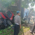 Petugas kepolisian bersama warga mengevakuasi truk bermuatan semen yang terperosok di pinggir Jalan Raya Denpasar–Gilimanuk, Desa Pangyangan, Pekutatan, Jembrana, Minggu (2/11/2025). (Foto: Istimewa)