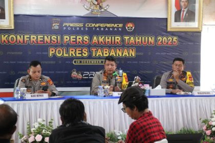 Kapolres Tabanan AKBP I Putu Bayu Pati didampingi Wakapolres dan jajaran pejabat utama Polres Tabanan menyampaikan paparan kinerja serta capaian prestasi dalam Konferensi Pers Akhir Tahun 2025 di Aula Wisnu Hartono Polres Tabanan, Senin (29/12/2025). (Foto: Istimewa)