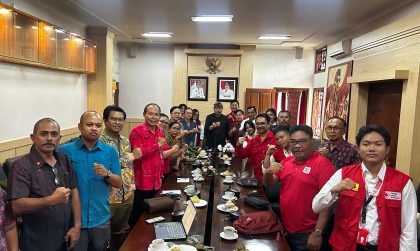 “Ketua terpilih PMI Kabupaten Tabanan periode 2025–2030, I Made Dirga, bersama jajaran pengurus dan Dewan Kehormatan PMI Tabanan saat menggelar rapat konsolidasi menjelang pelantikan pengurus di Ruang Rapat Wakil Bupati Tabanan, Selasa (30/12/2025). (Foto: Istimewa)”