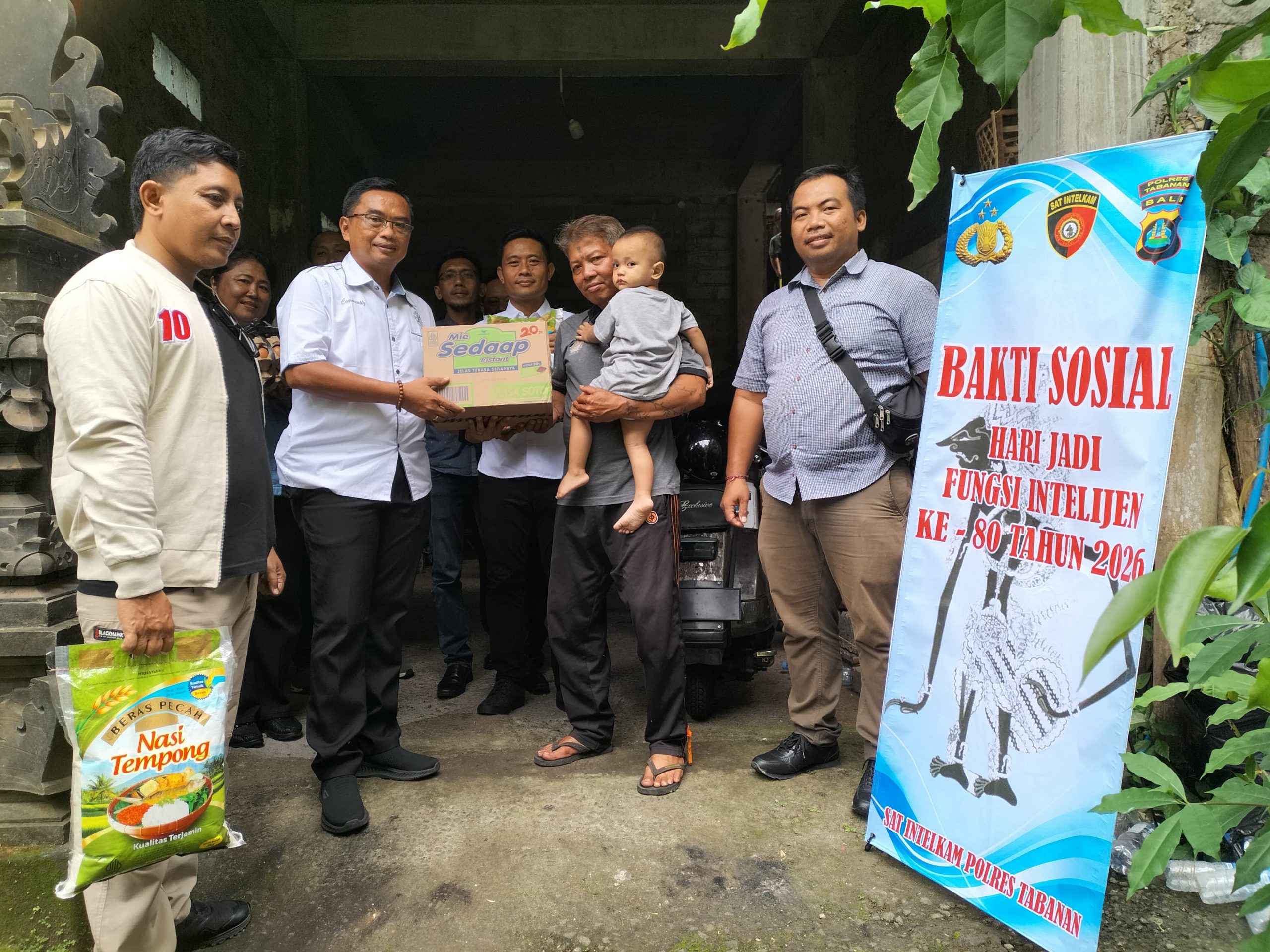 Pemberian paket sembako kepada Bapak Ngurah Gria, yang sehari-hari bekerja sebagai waker TK Bhayangkari 3 Tabanan (Foto : Istimewa)