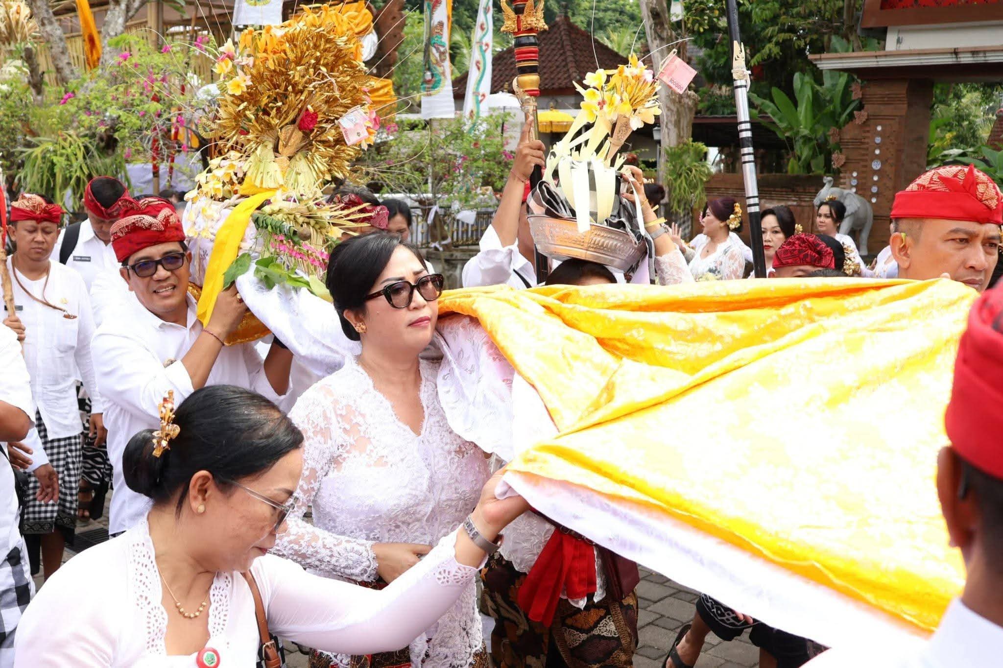 “Bupati Tabanan Dr. I Komang Gede Sanjaya bersama Ketua TP PKK Ny. Rai Wahyuni Sanjaya mengikuti prosesi Pujawali Jelih Nugtugan Karya Ngenteg Linggih di Padmasana Kantor Bupati dan Rumah Jabatan Bupati Tabanan sebagai pembuka Tahun 2026, Jumat (2/1/2026). (Foto: Istimewa)”