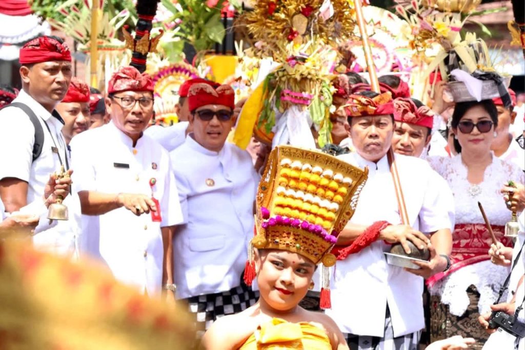“Bupati Tabanan Dr. I Komang Gede Sanjaya bersama jajaran Forkopimda dan pimpinan perangkat daerah mengikuti prosesi Puncak Pujawali Jelih Nugtugan Karya Ngenteg Linggih Tahun 2026 di Kantor Bupati Tabanan, Sabtu (3/1/2026), yang ditandai dengan iring-iringan upacara dan persembahan sakral bernuansa adat Bali. (Foto: Istimewa)”