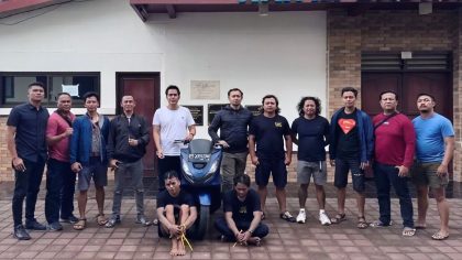 Petugas kepolisian bersama tim Resmob memperlihatkan dua pelaku jambret yang berhasil diamankan beserta barang bukti sepeda motor yang digunakan saat beraksi lintas kabupaten di Bali. (Foto: Istimewa)