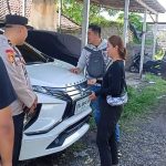 Petugas Polsek Denpasar Timur melakukan pengecekan mobil milik korban di garasi Jalan Narakusuma, Sumerta Kelod, usai dilaporkan kehilangan empat roda. (Foto: Istimewa)