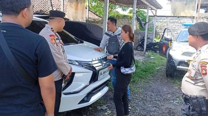 Petugas Polsek Denpasar Timur melakukan pengecekan mobil milik korban di garasi Jalan Narakusuma, Sumerta Kelod, usai dilaporkan kehilangan empat roda. (Foto: Istimewa)