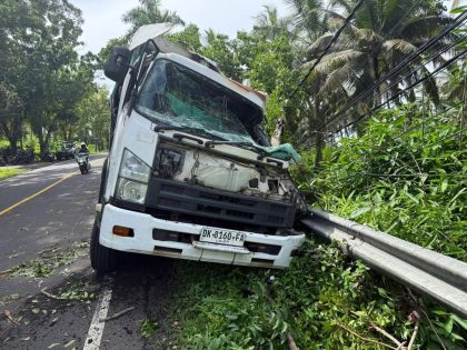 Sebuah truk tronton Isuzu bernomor polisi DK-8160-FA tampak ringsek di bagian depan setelah menabrak pohon perindang dan pembatas jalan di ruas Jalan Nasional Denpasar–Gilimanuk, wilayah Banjar Dinas Soka Kelod, Desa Antap, Kecamatan Selemadeg, Kabupaten Tabanan, Sabtu (10/1/2026). Tidak ada korban jiwa dalam peristiwa tersebut. (Foto: Istimewa)