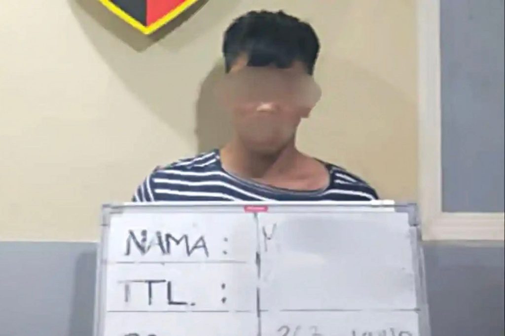 Terduga pelaku pencurian sepeda motor Yamaha Nmax saat diamankan petugas Polsek Denpasar Timur usai ditangkap di kawasan Gilimanuk, Jembrana. (Foto: Istimewa)