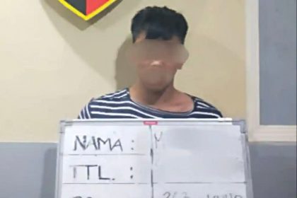 Terduga pelaku pencurian sepeda motor Yamaha Nmax saat diamankan petugas Polsek Denpasar Timur usai ditangkap di kawasan Gilimanuk, Jembrana. (Foto: Istimewa)