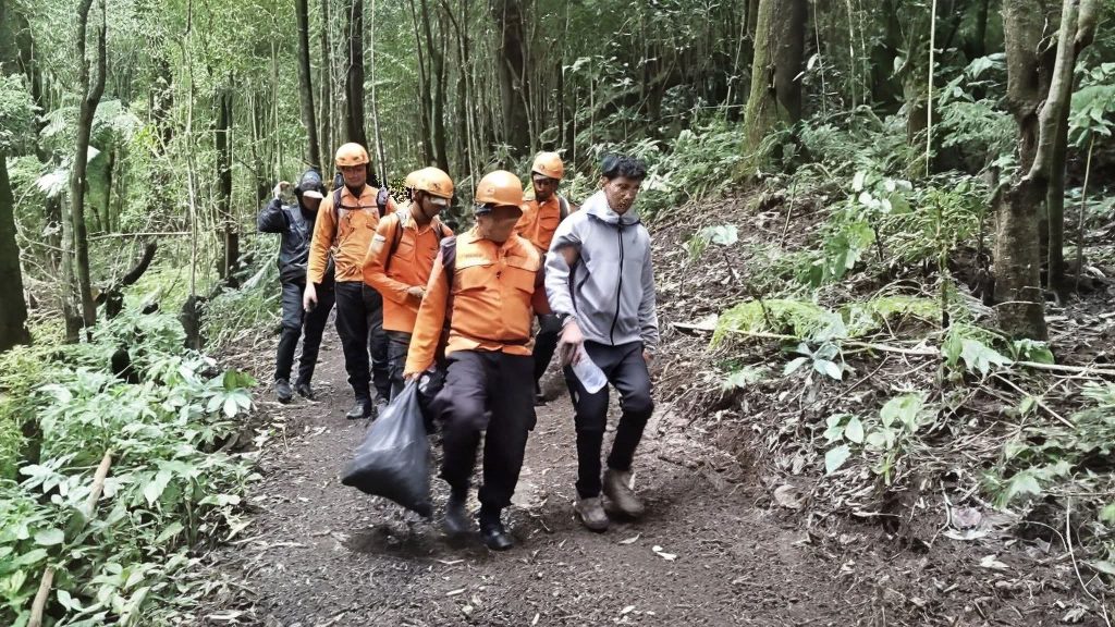 Tim Basarnas Bali mengevakuasi seorang remaja yang mengalami hipotermia saat mendaki Gunung Agung di Kabupaten Karangasem, Selasa (13/1/2026). (Foto: Basarnas Bali)