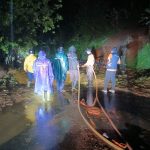 Petugas BPBD Kabupaten Tabanan bersama tim terkait melakukan penanganan dan pembersihan material longsor yang menutup badan jalan di wilayah Kecamatan Pupuan, Kamis (15/1/2026) malam, akibat hujan deras berkepanjangan yang mengguyur kawasan tersebut. (Foto: Istimewa)