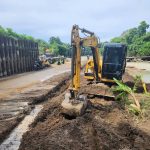 Alat berat dikerahkan Pemdes Beraban bersama dinas terkait untuk meratakan endapan lumpur dan membersihkan saluran air di jalur penghubung Beraban–Tibubiu, Kecamatan Selemadeg Timur, guna memulihkan akses jalan akibat genangan dan sedimentasi pascahujan. (Foto: Istimewa)